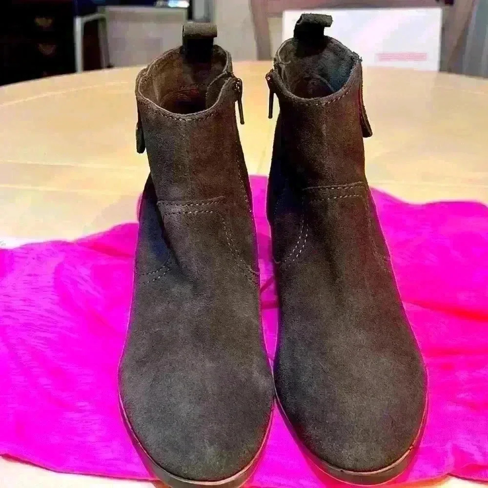 DIBA GRAY BOOTIE size 8 suede leather